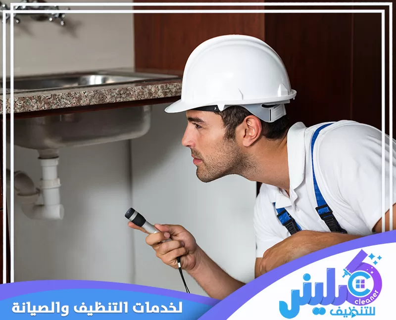سباك شرق بالرياض 0500892799 شركة كلينر فني سباكة يعاين سيفون الحوض ويضيء الوصلات لفحصها
