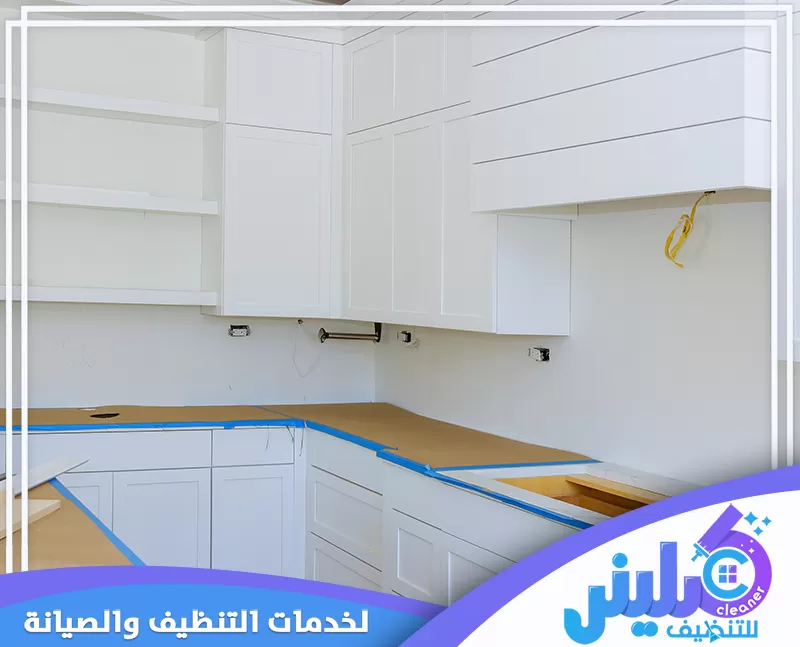فك وتركيب مطابخ بالرياض 0500892799 كلينر للتنظيف المطبخ في الصورة يظهر بعد عملية التركيب، حيث تم تثبيت الخزائن، الأرفف، والأسطح بشكل دقيق، مما يضمن مظهرًا مرتبًا وعملية مريحة. التصميم الحديث يبرز التنظيم الجيد للمساحة، مما يوفر بيئة عملية وأنيقة للطهي والتخزين.