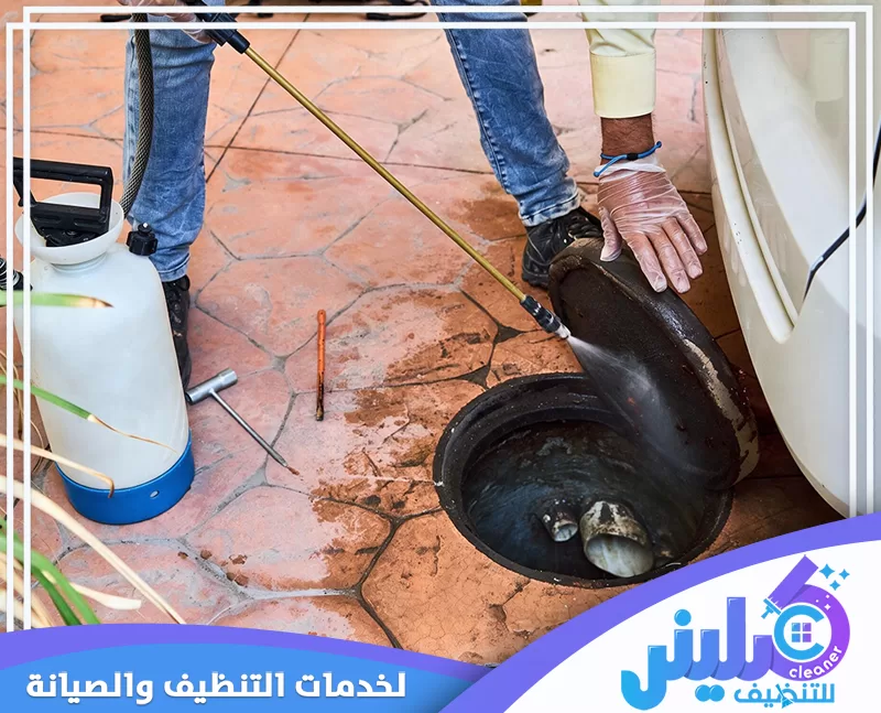 عامل متخصص ينفذ عملية تسليك للصرف باستخدام خرطوم وأدوات تساعد على إزالة الانسدادات.