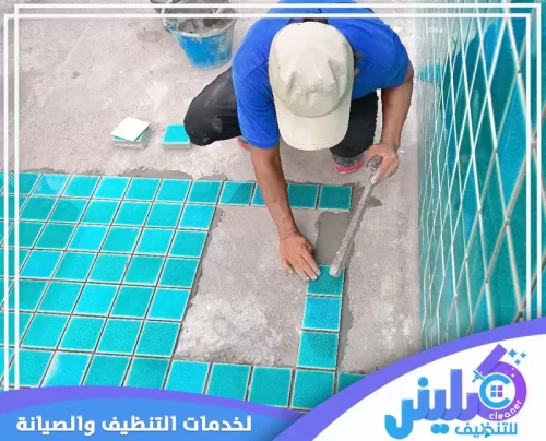 فني يركب بلاط المسبح بدقة مع ضبط المسافات بين القطع لتجهيز سطح متناسق وقابل للعزل.