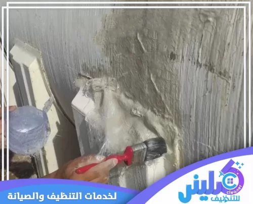 إصلاح التشققات بالمعجون الخاص خطوة أساسية في لحام خزانات الفيبر جلاس. نستخدم أجود مواد العزل لمنع تسربات الخزانات نهائياً وضمان جودة العمل بالرياض. شركة كلينر للتنظيف 0500892799.