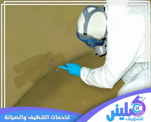 وضع طبقة العزل النهائية داخل الخزان لضمان منع تهريب المياه من الخزان. فريقنا يلتزم بمعايير السلامة عند لحام وصيانة الفيبر جلاس داخل الرياض. شركة كلينر للتنظيف 0500892799.