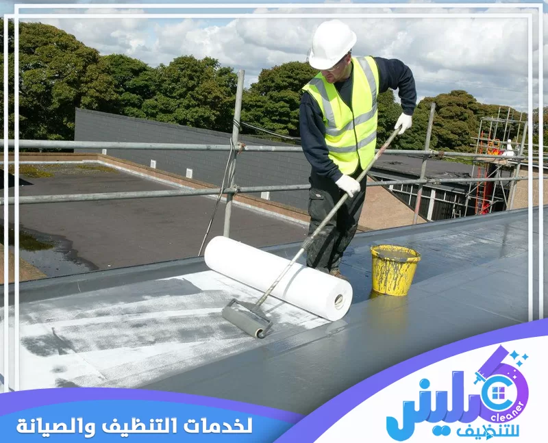 عامل متخصص أثناء تنفيذ أعمال عزل الأسطح باستخدام مواد عزل مائية عالية الجودة