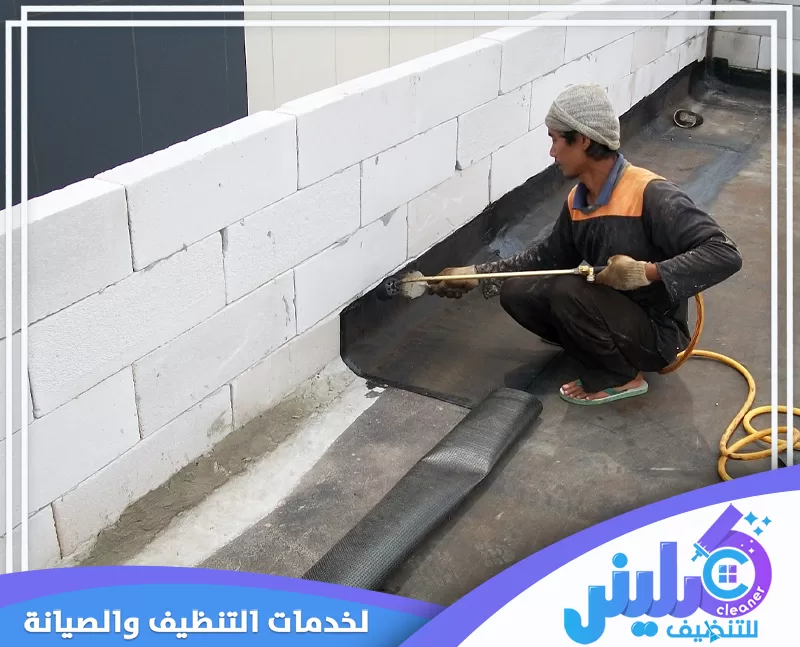 فني متخصص ينفذ عزل الأسطح باستخدام مواد عازلة لحماية المبنى من تسربات المياه.