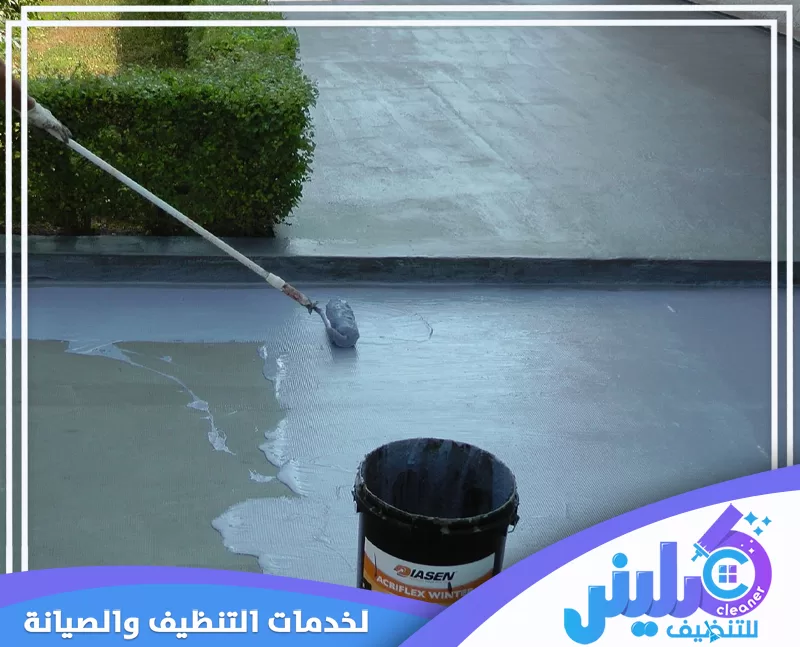 تنفيذ العزل المائي للسطح باستخدام دهانات ومواد عازلة عالية الجودة.