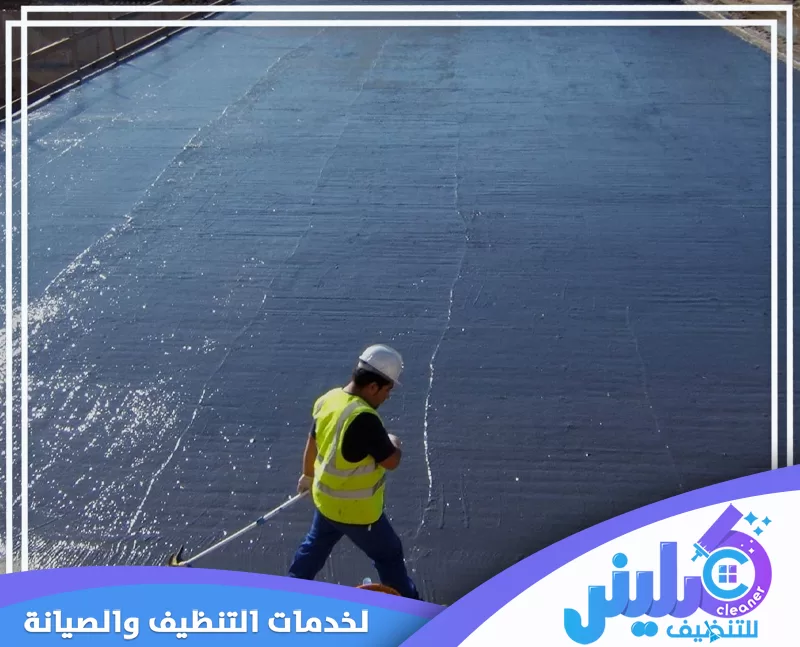 تجهيز السطح وتنفيذ طبقات العزل لحماية المنشأة من أضرار المياه.