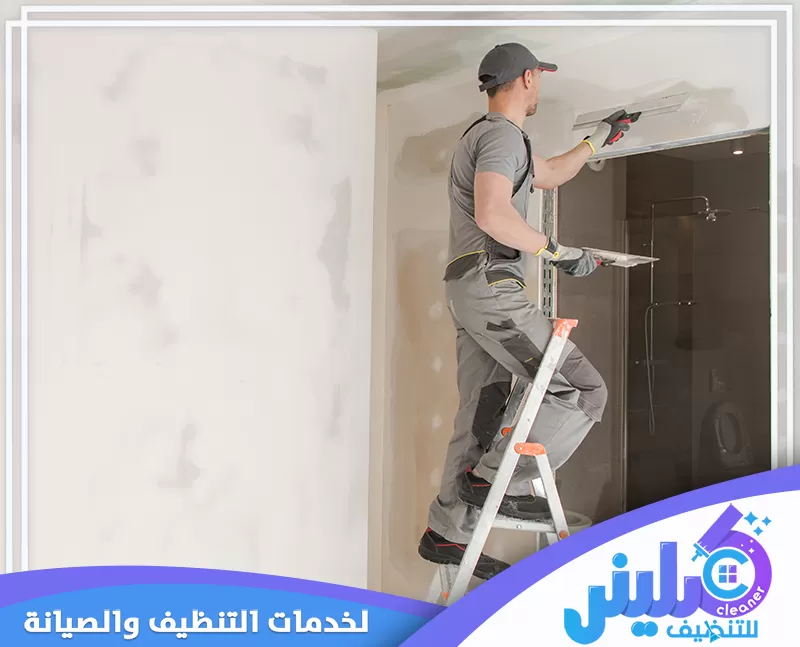 مقاول في الرياض 0500892799 كلينر للتنظيف يقوم مقاول ترميم بتطبيق مادة المعجون (Putty) على زوايا السقف والجدار لضمان سطح مستوٍ وناعم، تمهيدًا لعملية الدهان النهائية