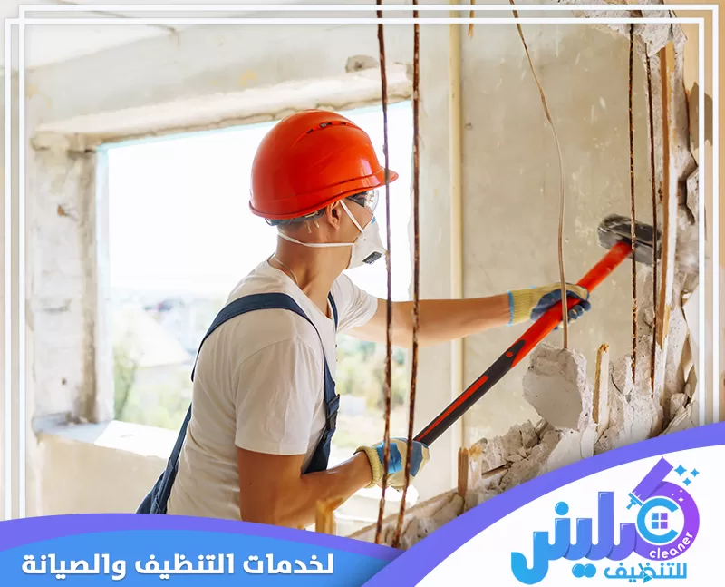 مقاول حفر بالرياض 0500892799 كلينر للتنظيف مقاول شركتنا وهو يقوم بعملية حفر في الجدار باستخدام مطرقة لتكسير الخرسانة أو إزالة الأجزاء التالفة.