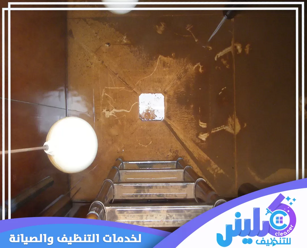 شركة تنظيف خزانات بالجبيل 0500892799 شركة كلينر قاع خزان أرضي تظهر بوضوح تراكم الأتربة والشوائب الثقيلة، وهنا يأتي دورنا في شفط هذه الرواسب.