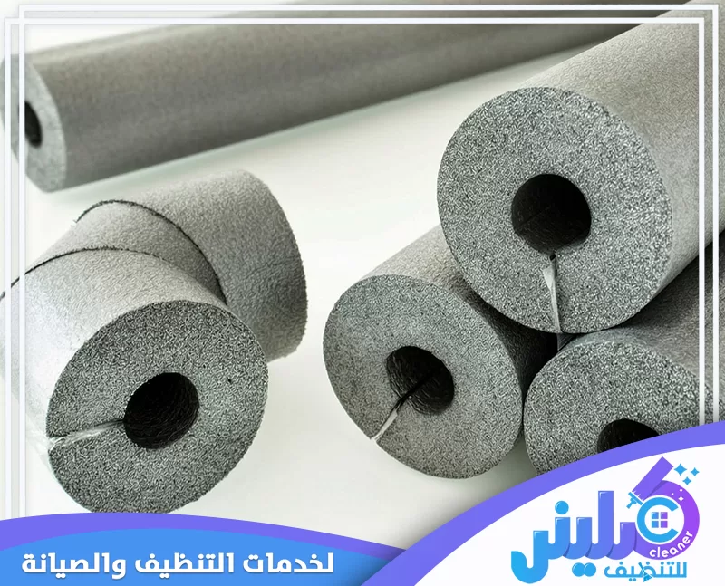 عزل مواسير السطح والمواسير الخارجية من الشمس بالرياض 0500892799 شركة كلينر. لفائف عزل رمادية مجوفة للمواسير موضوعة على سطح أبيض.